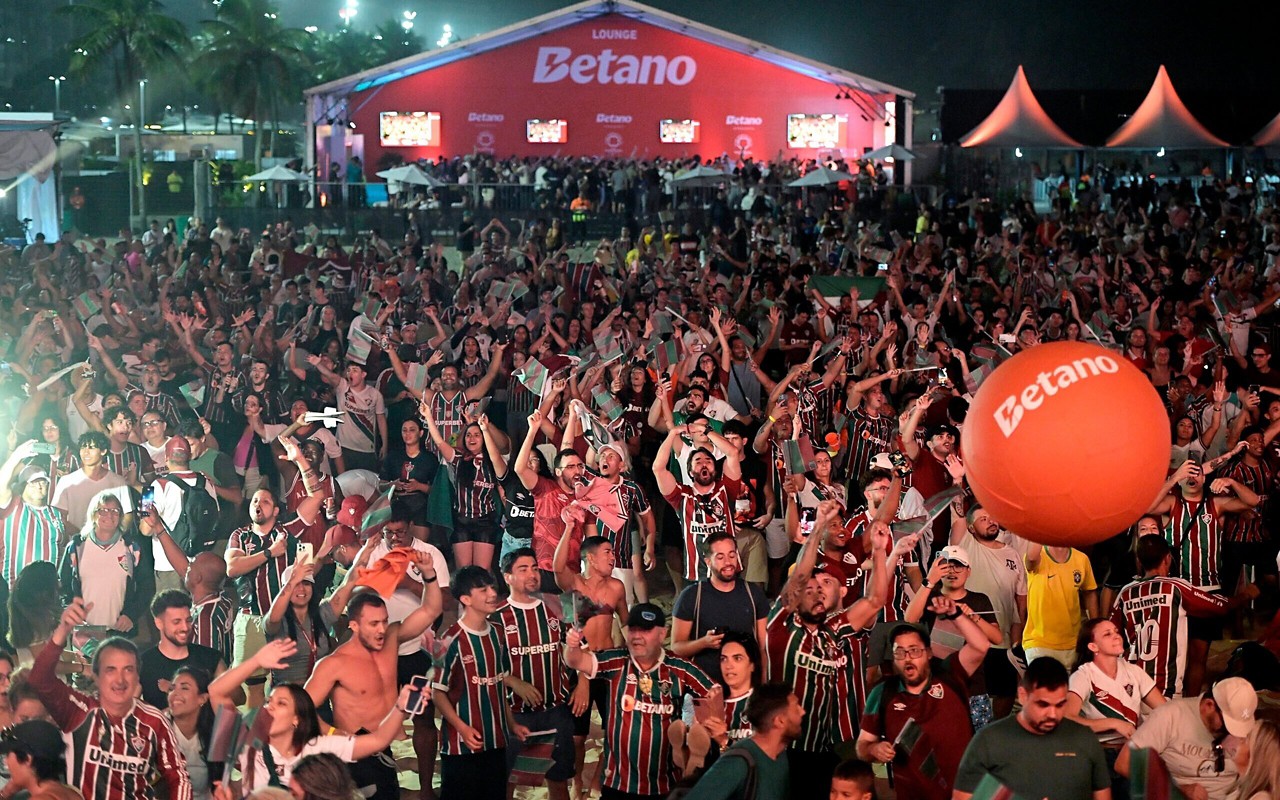 Torcedores do Fluminense no Fifa Fan Zone durante jogo contra a Inter de Milão (Foto: Alexandre Loureiro/Effect Sport)