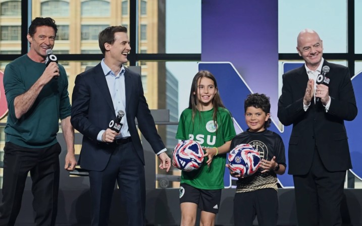 Hugh Jackman, Hugh Evans e Gianni Infantino no evento Global Citizen Festival (Foto: Reprodução/FIFA)