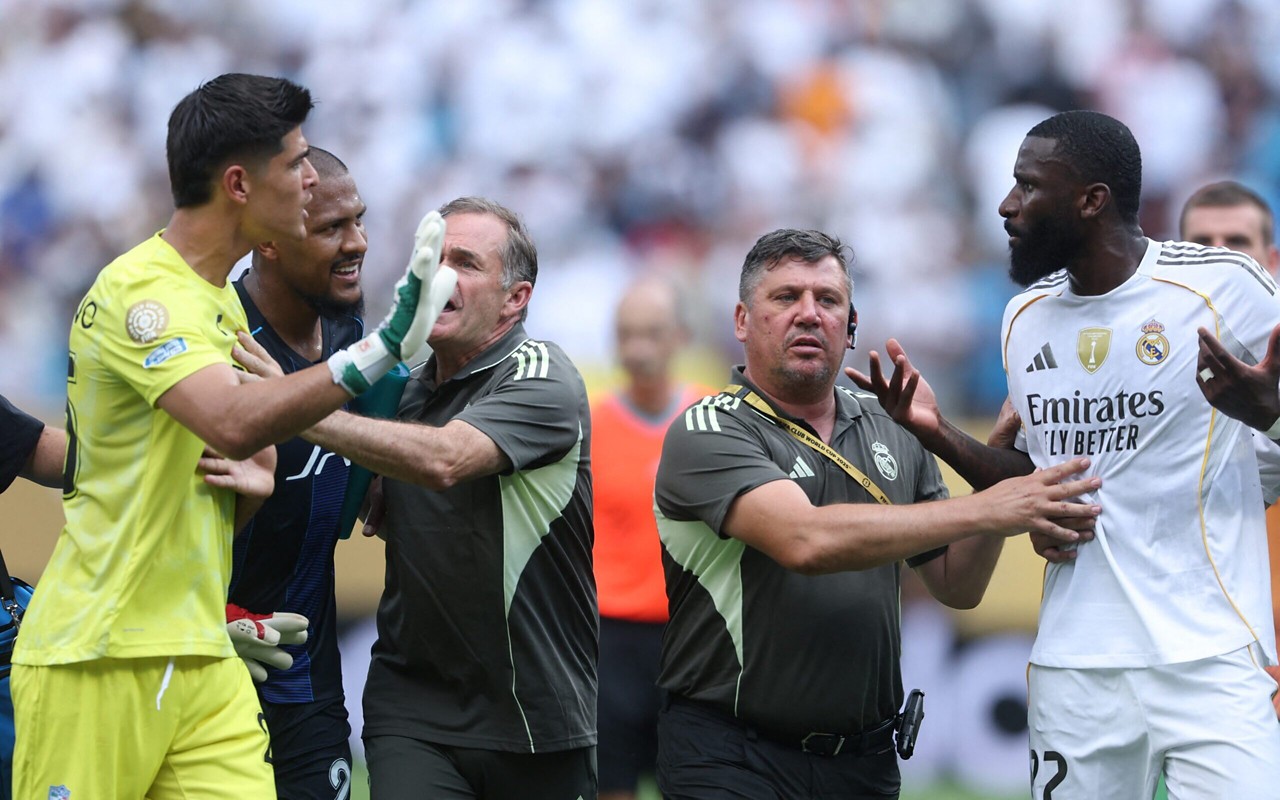 Rudiger conversa com atletas do Pachuca após acusar Cabral de racismo no Mundial (Foto: Richard Pelham/AFP)