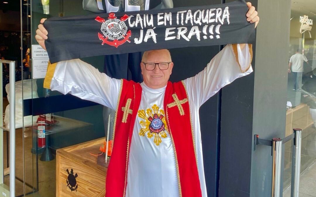 Torcedor é figura marcante nas arquibancadas da Neo Química Arena (Foto: Reprodução/Instagram/padredafiel)