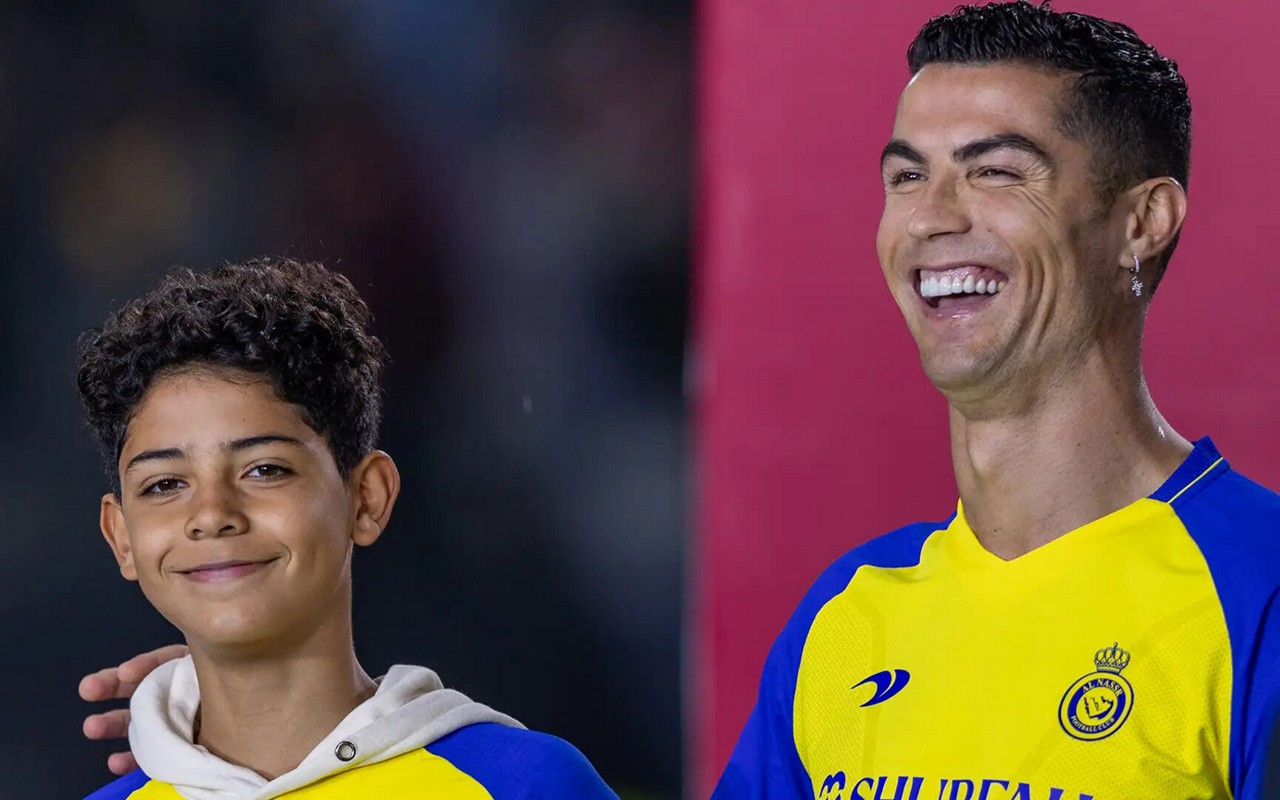 Cristiano Ronaldo e seu filho durante apresentação do Al-Nassr (Foto: Reprodução)