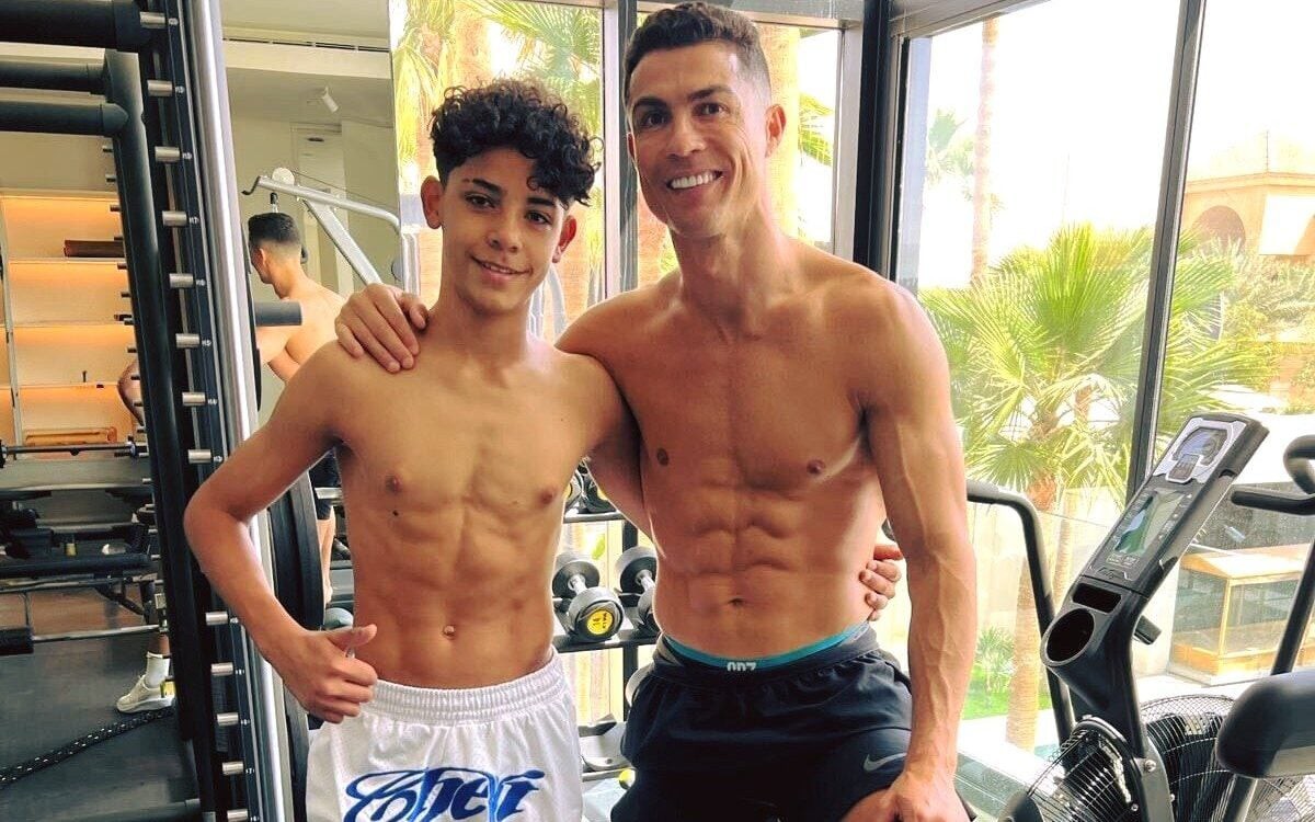 Cristiano Ronalado e seu filho exibem shape sem camisa (Foto: Reprodução/Instagram)