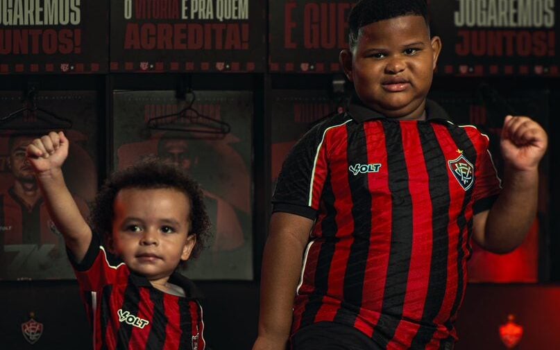 Filho de Matheuzinho estrela lançamento de novo uniforme do Vitória Foto: Divulgação / EC Vitória