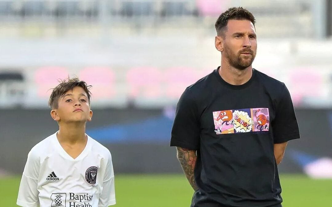 Thiago Messi ao lado do pai, Lionel Messi (Photo by CHRIS ARJOON/AFP via Getty Images)