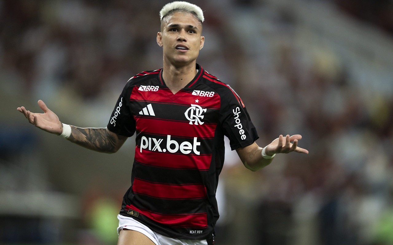 Luiz Araújo comemora gol na vitória do Flamengo sobre o Maricá e dá dor de cabeça para Filipe Luís (Foto: Jorge Rodrigues/AGIF)