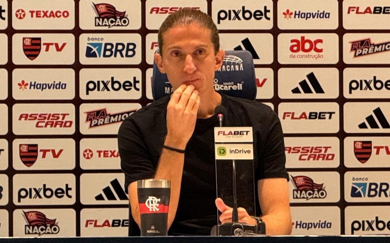 Filipe Luís na entrevista coletiva do Flamengo (Foto: Maurício Luz/Lance!)