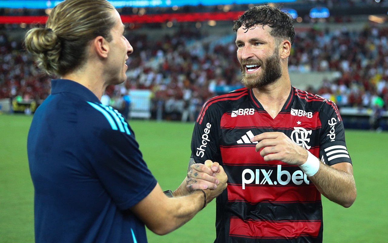 Filipe Luís cumprimenta Léo Pereira após vitória do Flamengo sobre o Vasco (Foto: Gilvan de Souza/Flamengo)