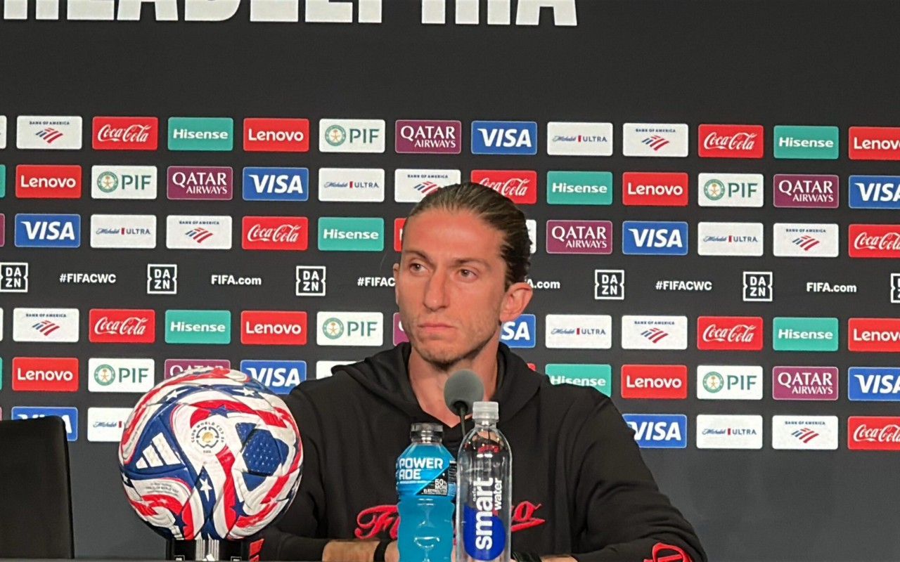 Filipe Luís em entrevista antes da estreia do Mundial (Foto: Lucas Bayer / Lance!)