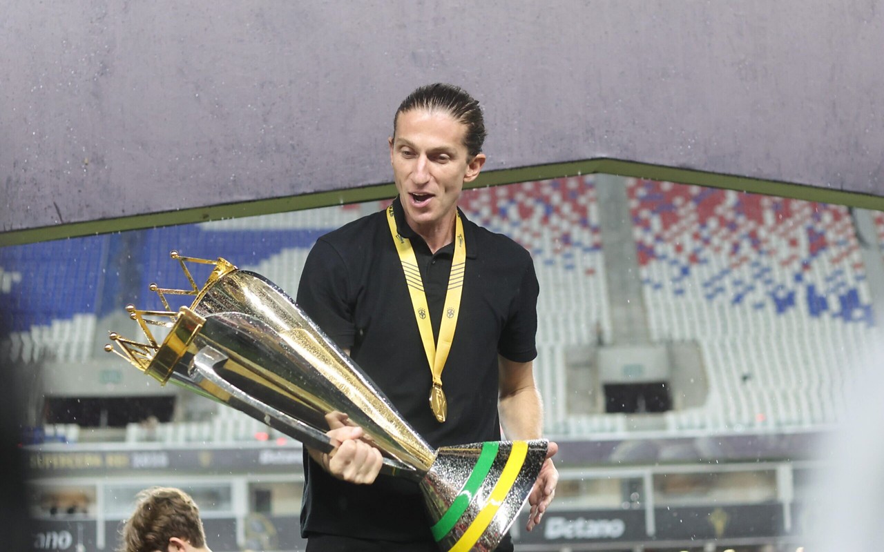 Filipe Luís segura a taça da Supercopa do Brasil (Foto: Fernando Torres/AGIF)