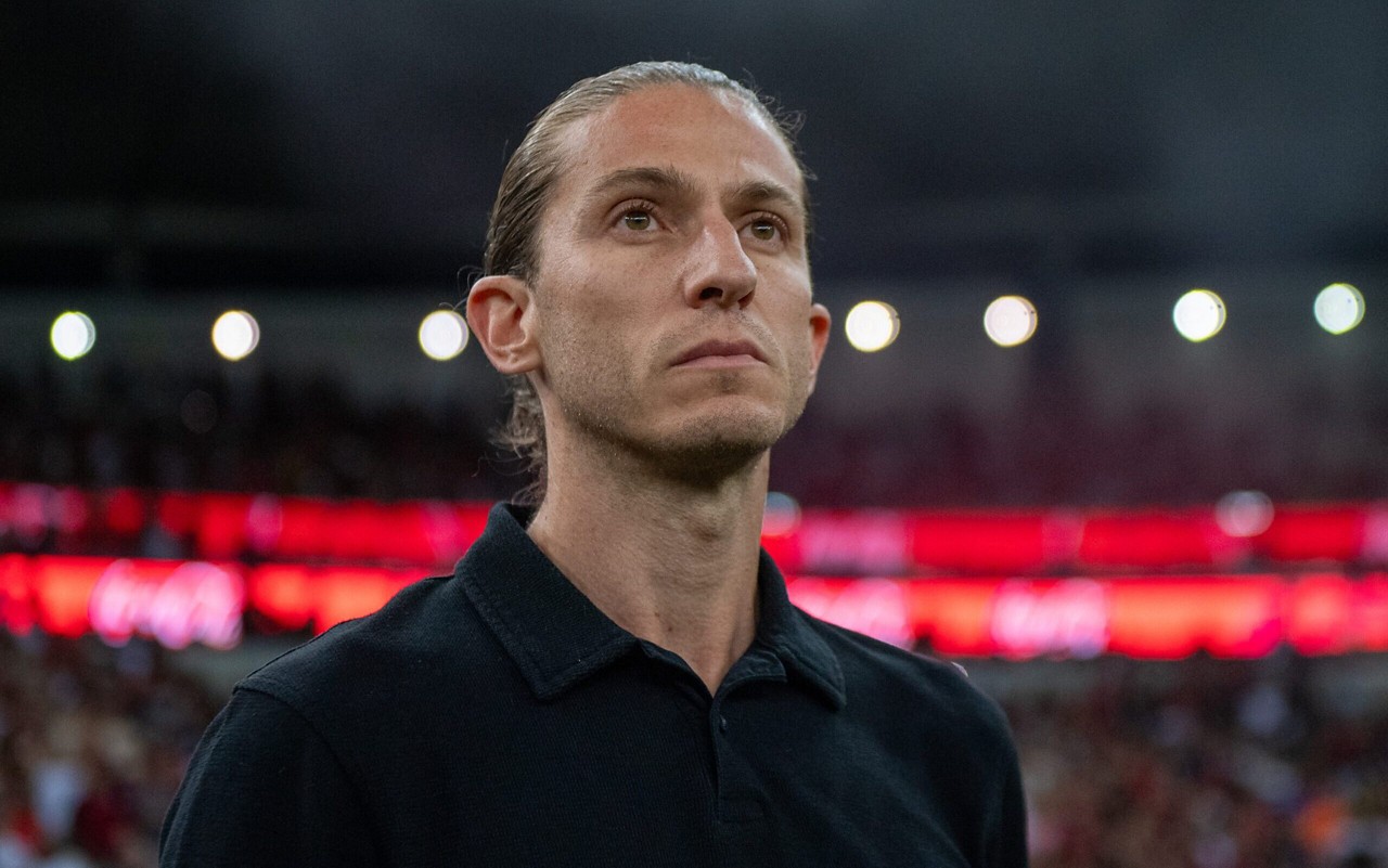 Filipe Luís durante jogo do Flamengo (Foto: Thiago Ribeiro/AGIF)