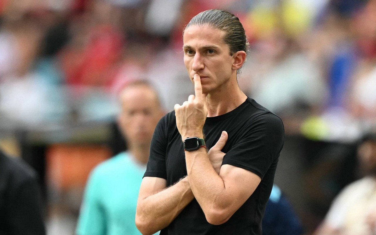 Técnico do Flamengo, Filipe Luís durante duelo com o Bayern pelo Mundial de Clubes (Foto: PATRICIA DE MELO MOREIRA / AFP)