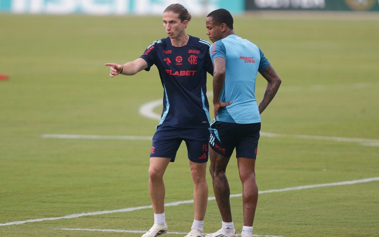 Filipe Luís e Wallace Yan durante treinamento (Foto: Gilvan de Souza/Flamengo)