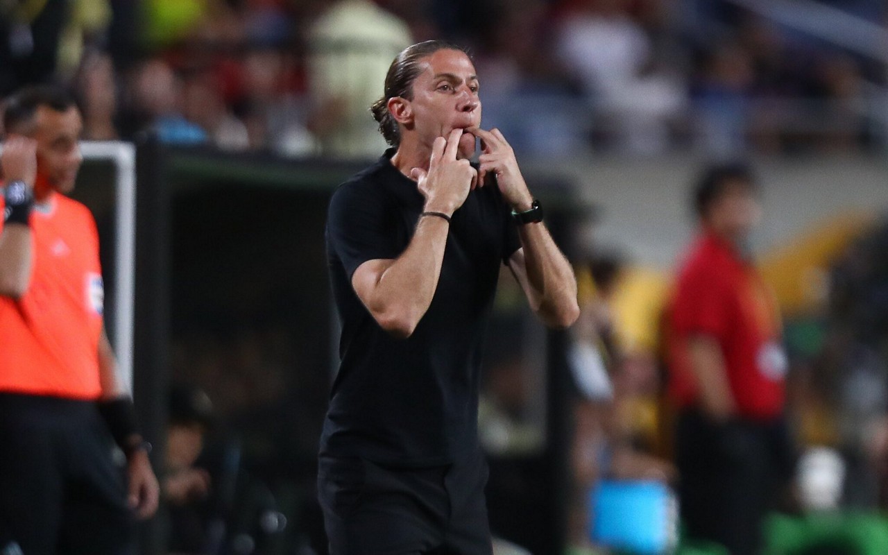 Filipe Luís instrui o Flamengo durante duelo com o LAFC no Mundial de Clubes (Foto: Gilvan de Souza/Flamengo)