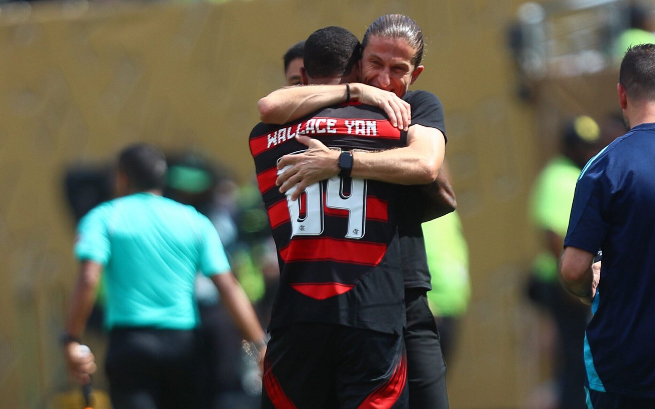 Filipe Luís e Wallace Yan comemoram gol contra o Chelsea no Mundial de Clubes. Foto: Gilvan de Souza/Flamengo