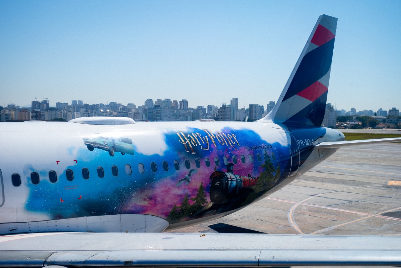 Aos 25 anos de Harry Potter, Latam e Cinemark criam voo temático