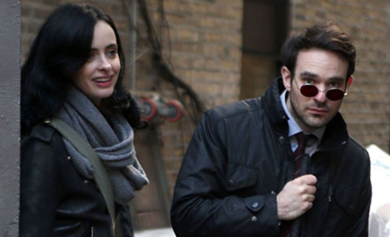 O Demolidor precisa juntar seus amigos heróis de rua para lidar com esse problema, e Jessica Jones vai fazer parte desse grupo