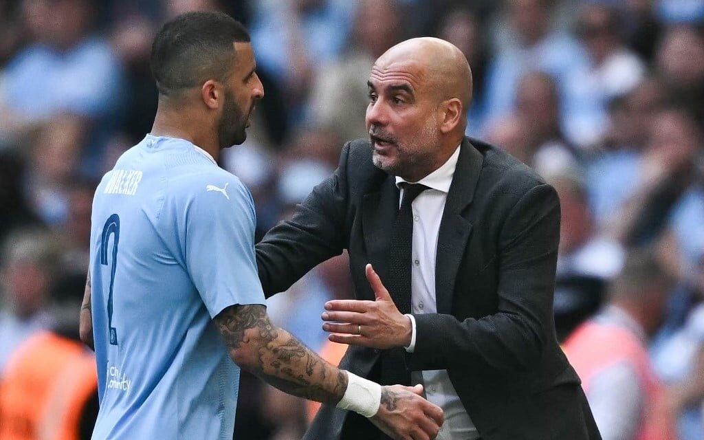 Pep Guardiola orienta Kyle Walker em jogo do Manchester City (Foto: Ben Stansall/AFP)