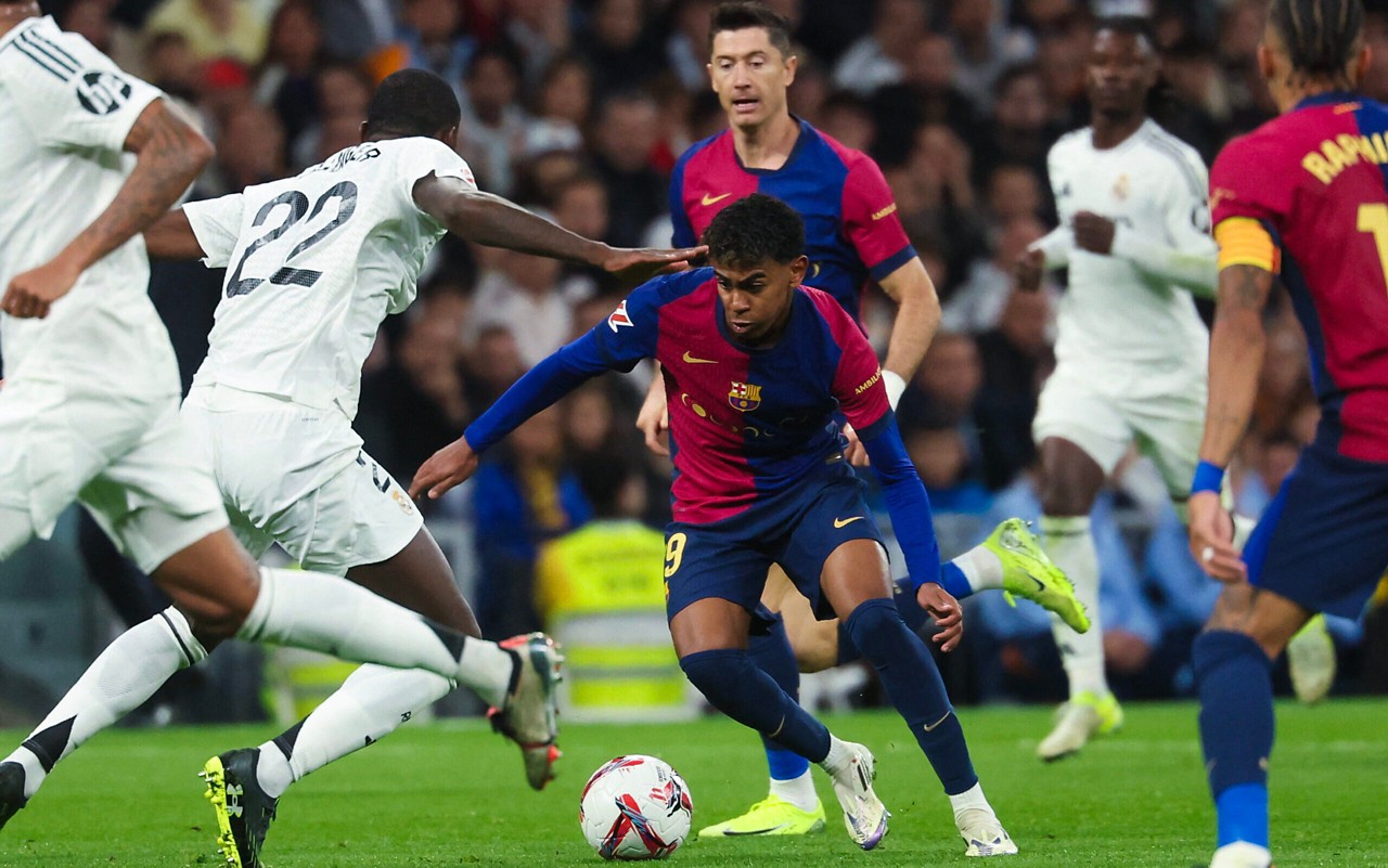 Barcelona e Real Madrid farão mais uma final histórica no Estádio de La Cartuja, em Sevilha. (Pierre-Philippe MARCOU / AFP)