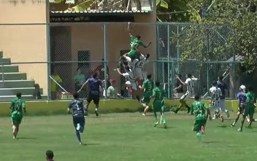 Final da Copa Tiradentes sub-17 termina em briga generalizada entre jogadores de Atlético-PI e Teresina, com intervenção da Polícia Militar (Foto: Reprodução / TV Santos Piauí)