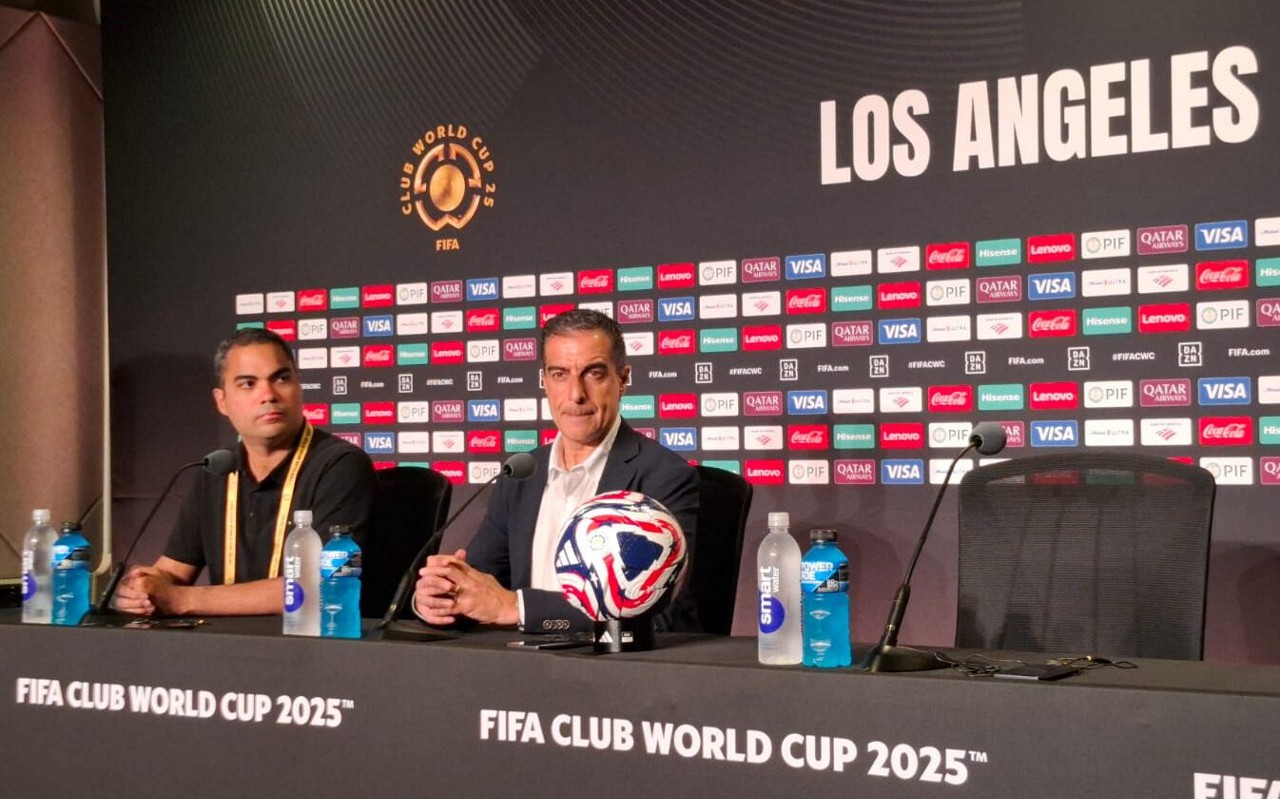 Renato Paiva concedeu entrevista na véspera de Botafogo x PSG (Foto: Marcio Dolzan/Lance!)