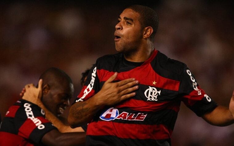 Em 2009, Adriano marca os dois gols no Maracanã lotado, assume a artilharia e agrava crise tricolor. (Foto: Julio Cesar Guimaraes/Lancepress!)