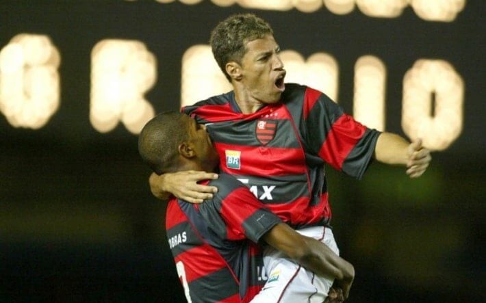 Dimba marcou de cabeça e ajudou o Flamengo a vencer o Grêmio no Maracanã em 2004. (Cleber Mendes/ Lancepress)