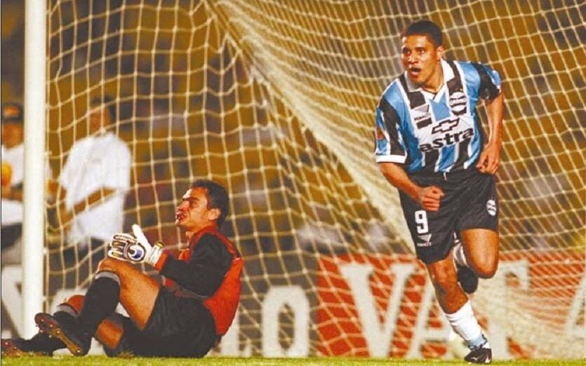 Zé Alcino marcou três vezes na vitória do Grêmio sobre o Flamengo em 1999. (Grêmio)