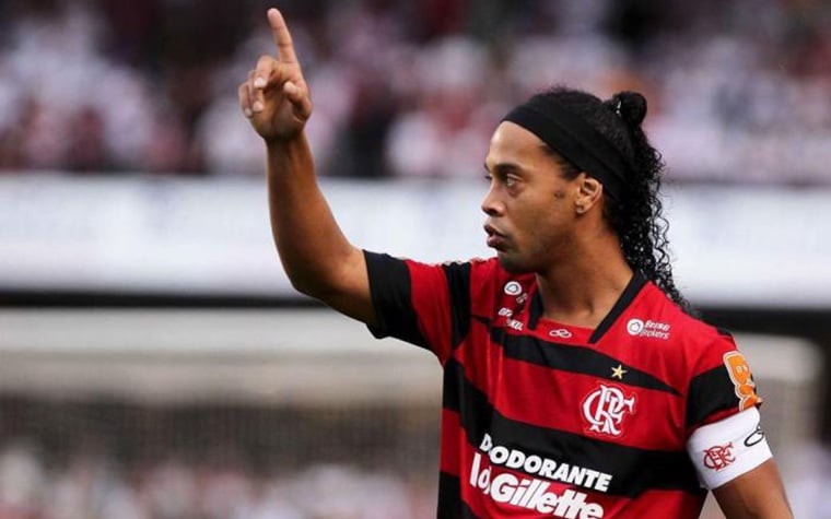 Ronaldinho Gaúcho reverencia a torcida após marcar um golaço na vitória do Flamengo por 4 a 1 sobre o Atlético-MG no Engenhão, em 2011. (Foto: Flamengo)