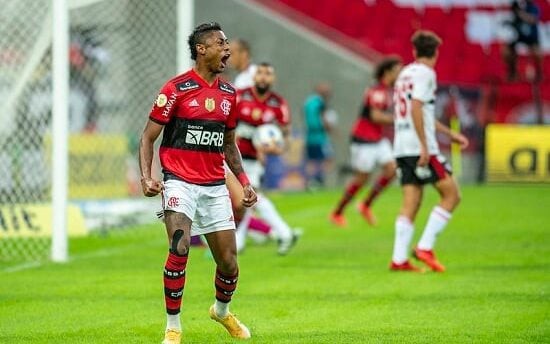 Bruno Henrique comemora um dos seus três gols contra o São Paulo no Maracanã. (Foto: Marcelo Cortes / Flamengo)