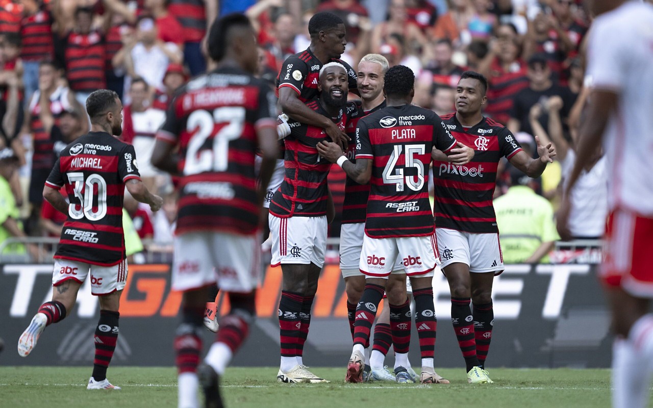 Time do Flamengo comemora gol sobre o Internacional, pelo Brasileirão (Foto: Jorge Rodrigues/AGIF)