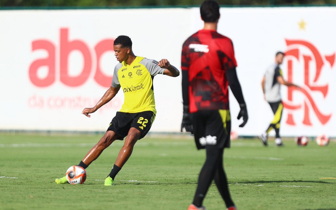 Carlinhos durante treino do Flamengo no Ninho do Urubu (Foto: Gilvan de Souza/Flamengo)