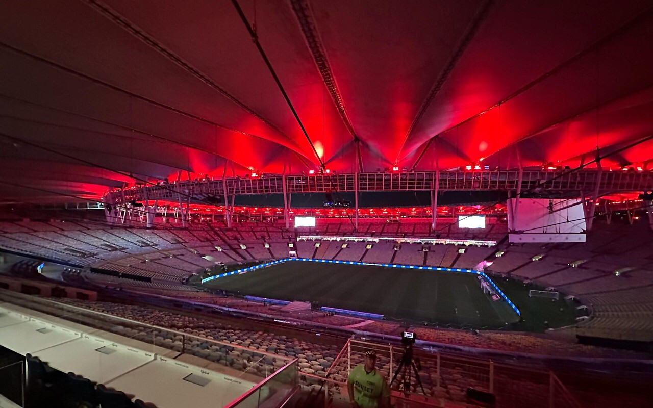 Maracanã com luzes das cores do Flamengo (Foto: Lucas Bayer / Lance!)