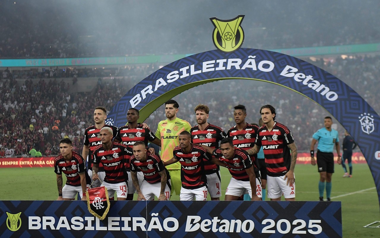Jogadores do Flamengo posam para foto antes da partida contra Botafogo, pelo Brasileirão (Foto: Thiago Ribeiro/AGIF))