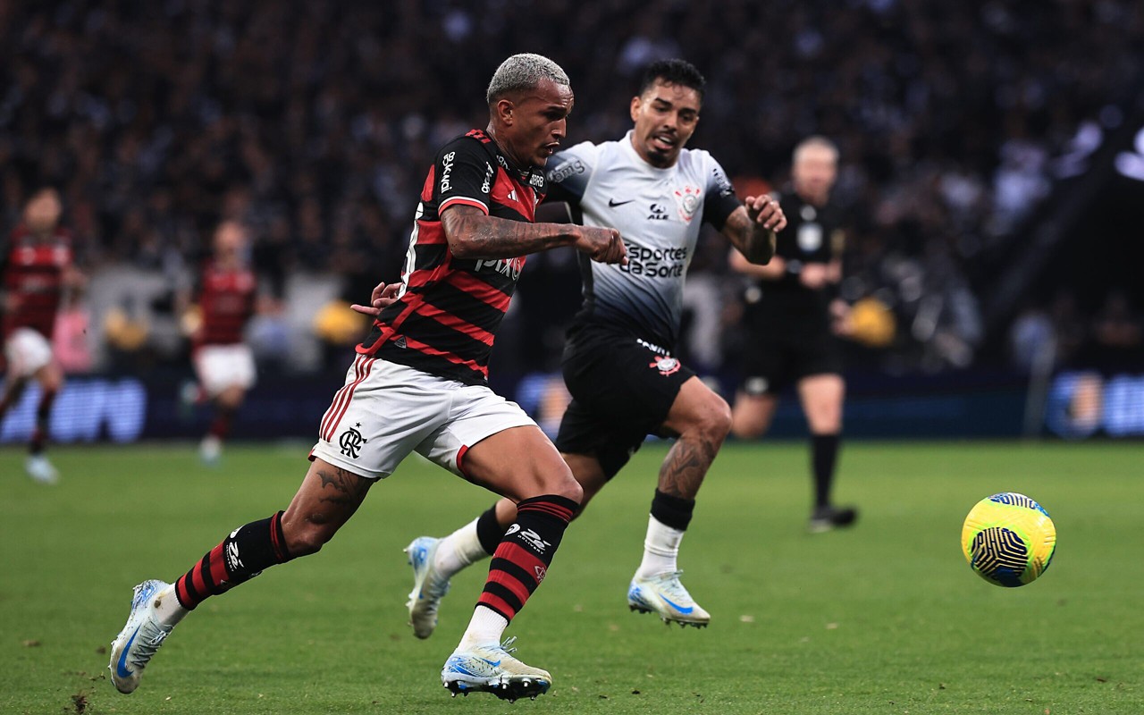 Flamengo e Corinthians se enfrentam neste domingo (Foto: Ettore Chiereguini/AGIF)
