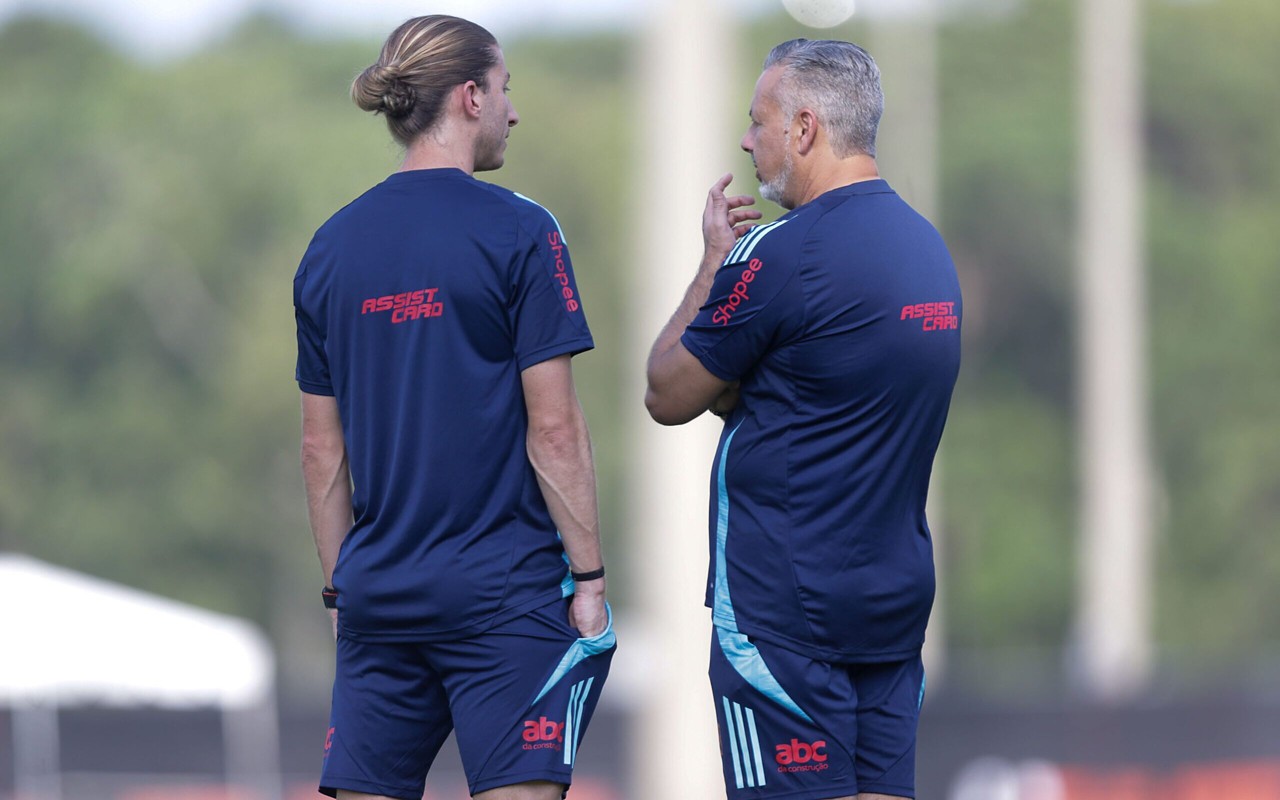 Filipe Luís ao lado de Boto durante treino do Flamengo para o Mundial (Foto: Gilvan de Souza/Flamengo)