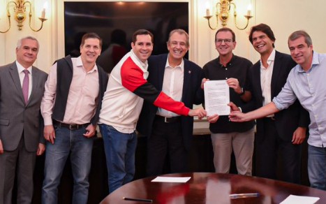 Luiz Eduardo Baptista, o Bap, presidente do Flamengo e o prefeito do Rio, Eduardo Paes, formalizaram o termo de compromisso com a anuência do Município. (Foto: Divulgação/Flamengo)