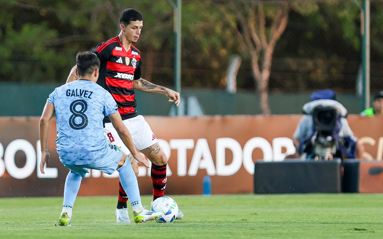 Jogadores de Flamengo e O'Higgins disputam a bola na Libertadores Sub-20 (Foto: Divulgação/Conmebol)