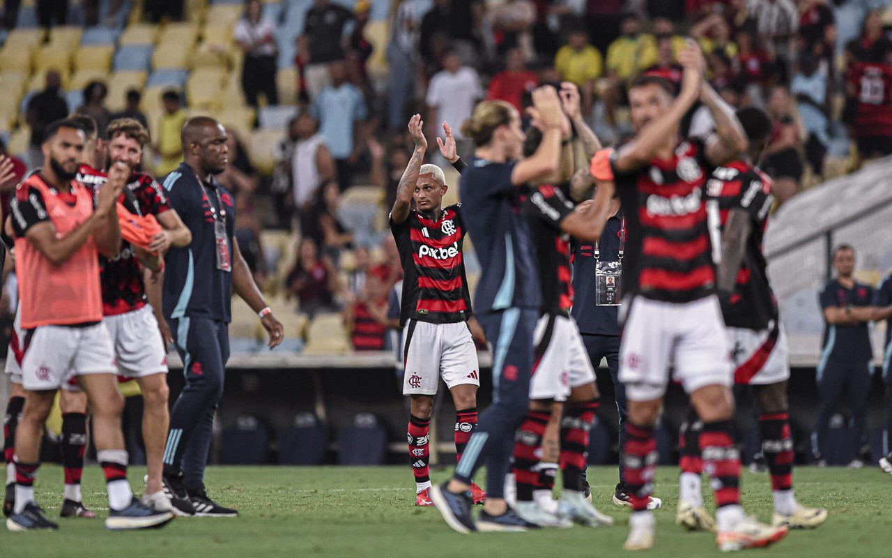 Filipe Luís e jogadores do Flamengo celebram vitória sobre o Botafogo antes do clássico contra o Vasco (Foto: Gilvan de Souza/Flamengo)