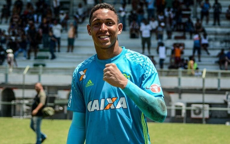 Christian Esmério em jogo da base pelo Flamengo antes de ser vítima da tragédia do Ninho do Urubu (Foto: Alexandre Neto / PHOTOPRESS)