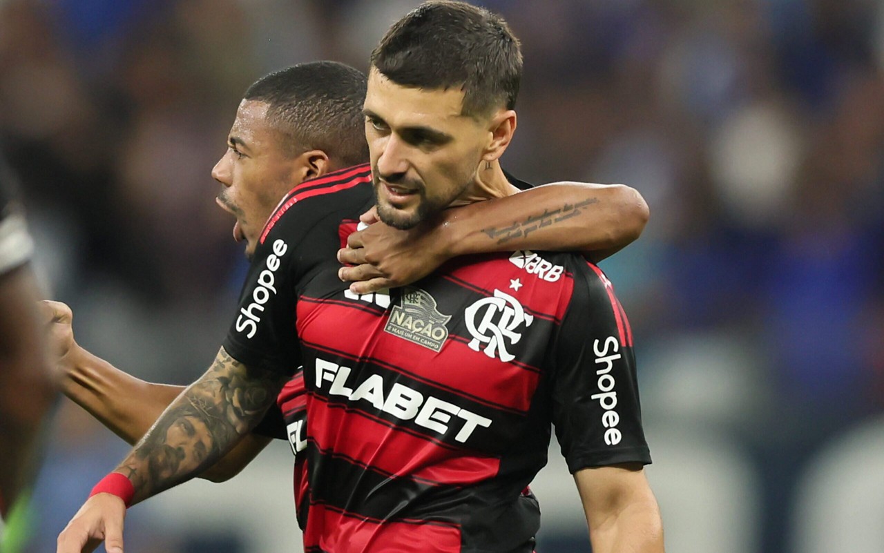 Arrascaeta comemora gol pelo Flamengo (Foto: Gilson Lobo/AGIF)