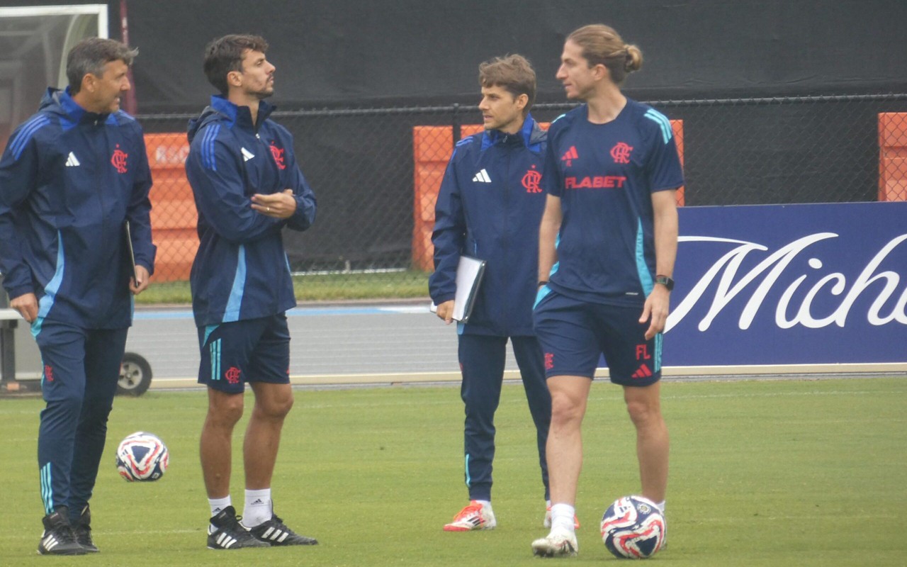 Filipe Luís junto à comissão técnica do Flamengo no último treino antes da estreia no Mundial de Clubes (Foto: Lucas Bayer / Lance!)