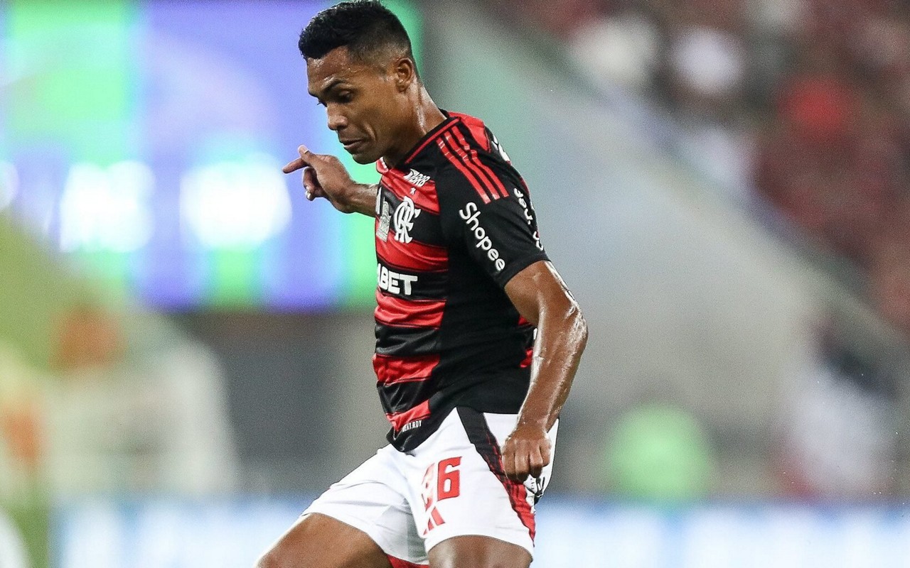 Alex Sandro em ação pelo Flamengo contra o Juventude (Foto: Gilvan de Souza/Flamengo)