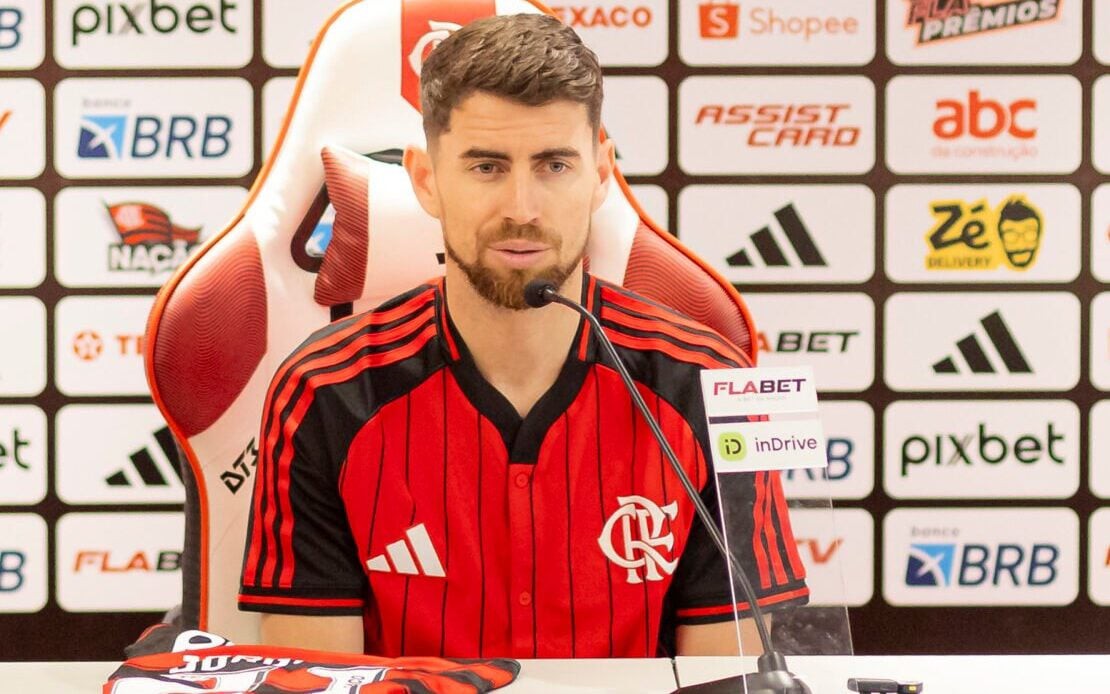 Jorginho com novo uniforme de viagem para o Mundial de Clubes (Foto: Adriano Fontes / Flamengo)