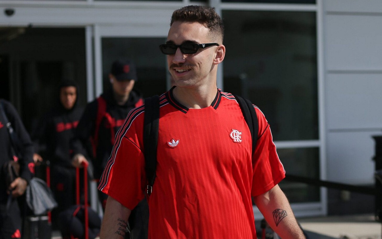 Léo Ortiz em viagem do Flamengo a caminho de Orlando (Foto: Gilvan de Souza/Flamengo)