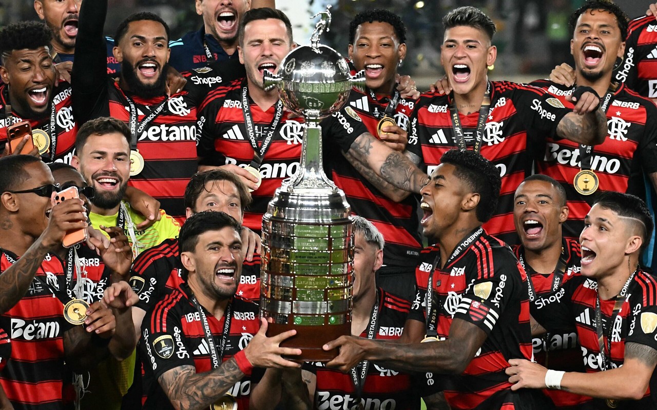 Vinicius Júnior celebra título da Libertadores: 'Ser Flamengo é u