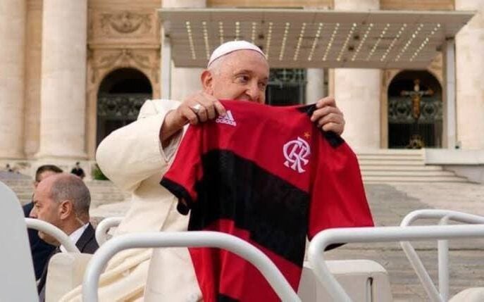 Papa Francisco com a camisa do Flamengo (Foto: Divulgação/Flamengo)