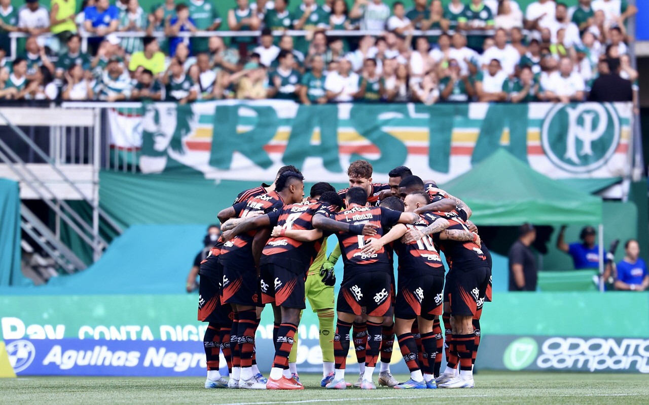 Flamengo vence o Palmeiras e encosta na liderança da competição. (Foto: Marcello Zambrana/AGIF)
