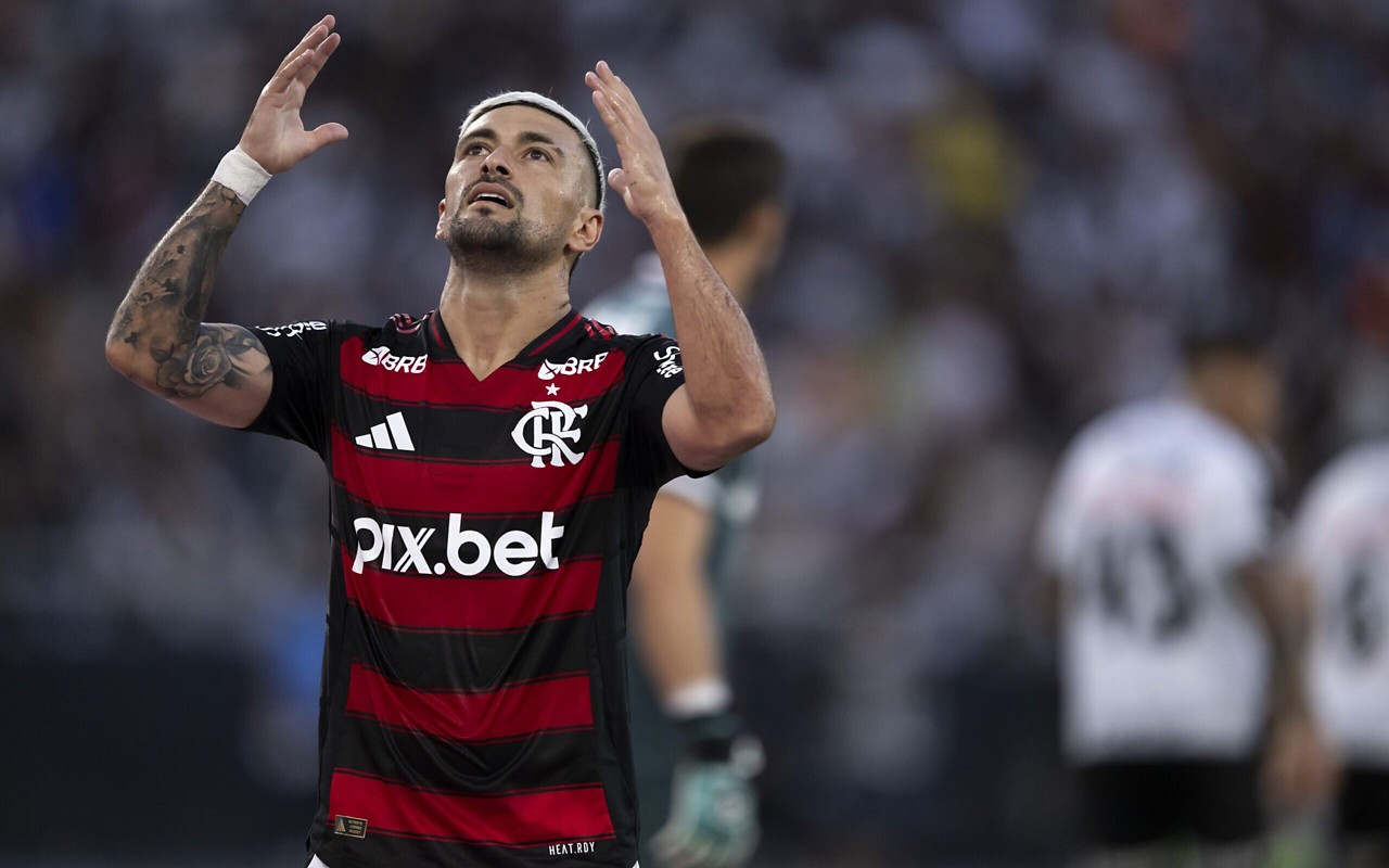 Arrascaeta lamenta lance pelo Flamengo contra o Vasco (Foto: Jorge Rodrigues/AGIF)