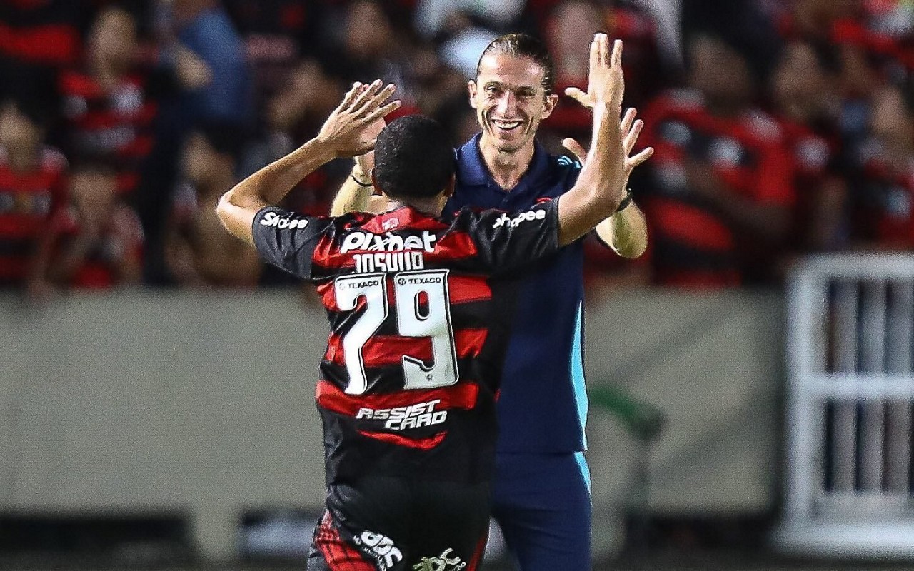 Joshua e Filipe Luis (Foto: Gilvan de Souza/Flamengo)