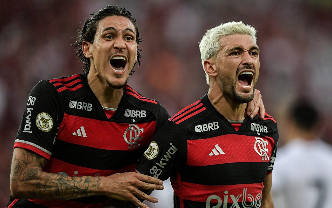 Pedro e Arrascaeta comemoram gol do Flamengo (Foto: Thiago Ribeiro/AGIF)